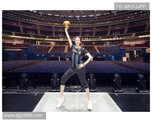 足球明星身披斗篷的魅力瞬间展现女生时尚风采的独特魅力